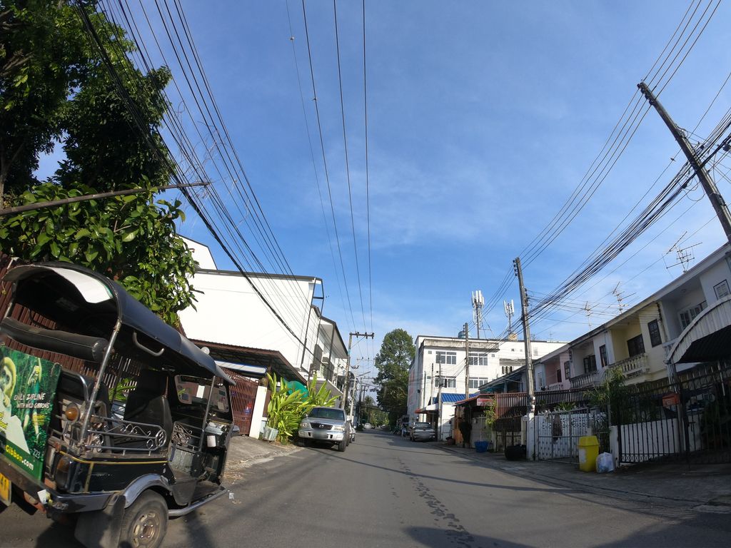 ภาพถนนตรงที่ สหธรรม ทนายความ ตั้งอยู่ ถ่ายโดย chanuwath_grab พ.ศ. 2562 (2019) · A street-level view of where สหธรรม ทนายความ · Sahatham Thanaikhwam stands, by chanuwath_grab in 2562 (2019)