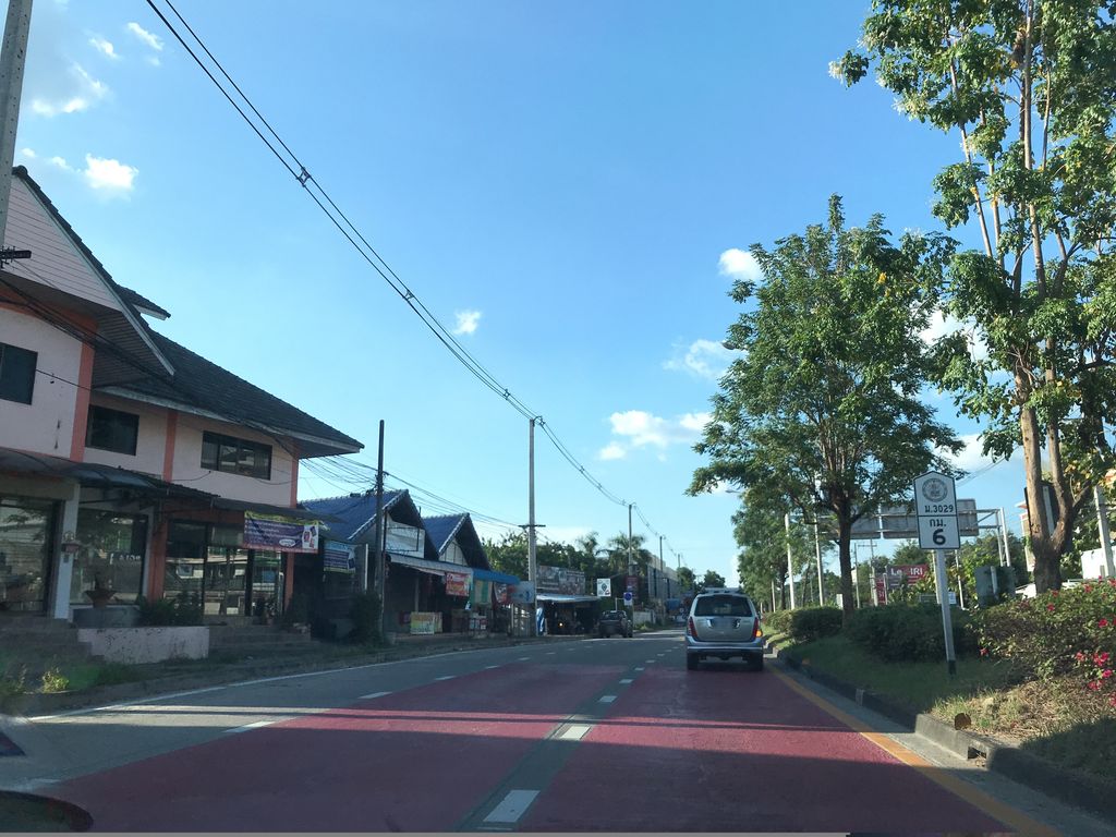 ภาพถนนตรงที่ บ้านรักบัญชี 888 ตั้งอยู่ ถ่ายโดย prasert พ.ศ. 2561 (2018) · A street-level view of where บ้านรักบัญชี 888 · Ban Rak Banchi 888 stands, by prasert in 2561 (2018)