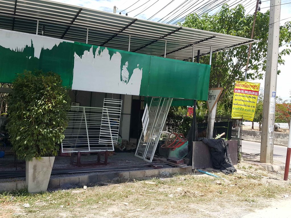 ภาพถนนตรงที่ โบภัตราบัญชีภาษีอากร ตั้งอยู่ ถ่ายโดย jrcarlsen พ.ศ. 2558 (2015) · A street-level view of where โบภัตราบัญชีภาษีอากร · Bo Phat Ra Banchiphasi Ak stands, by jrcarlsen in 2558 (2015)