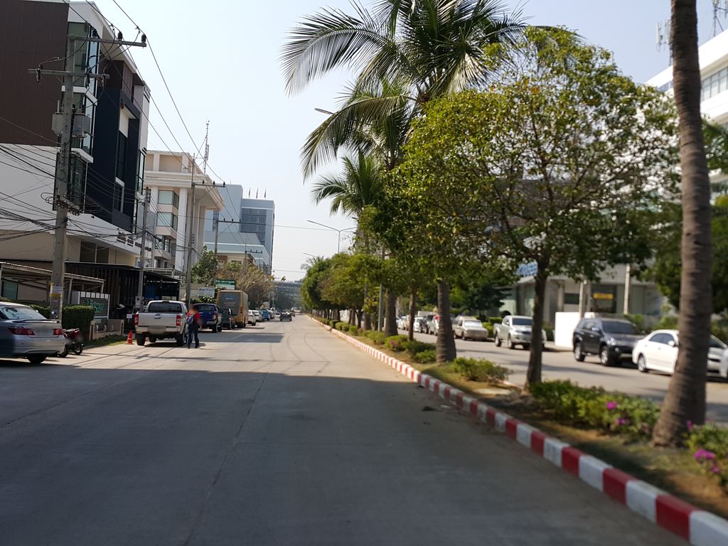 ภาพถนนตรงที่ โอกิ การบัญชี ตั้งอยู่ ถ่ายโดย jrcarlsen พ.ศ. 2558 (2015) · A street-level view of where โอกิ การบัญชี · Oki Kanbanchi stands, by jrcarlsen in 2558 (2015)