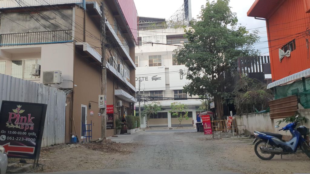 ภาพถนนตรงที่ ซีดี คาร์เล้นท์ ตั้งอยู่ ถ่ายโดย jrcarlsen พ.ศ. 2566 (2023) · A street-level view of where ซีดี คาร์เล้นท์ · C Di Khalen stands, by jrcarlsen in 2566 (2023)