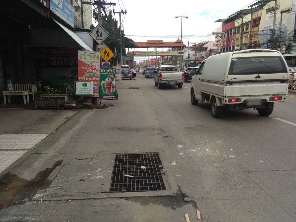 ภาพถนนตรงที่ วีเลิฟ คาร์เล้นท์ ตั้งอยู่ ถ่ายโดย thirawat พ.ศ. 2561 (2018) · A street-level view of where วีเลิฟ คาร์เล้นท์ · Wiloep Khalen stands, by thirawat in 2561 (2018)