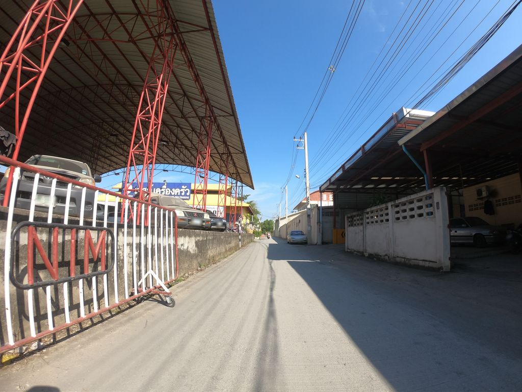 ภาพถนนตรงที่ แคท คาร์เร้นท์ ตั้งอยู่ ถ่ายโดย chanuwath_grab พ.ศ. 2562 (2019) · A street-level view of where แคท คาร์เร้นท์ · Khaet Car Rent stands, by chanuwath_grab in 2562 (2019)