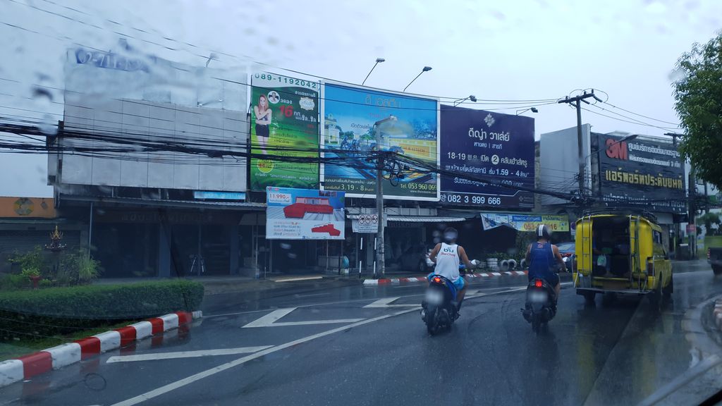ภาพถนนตรงที่ ซุ้มพระบรมฉายาลักษณ์ แจ่งกะต๊ำ ตั้งอยู่ ถ่ายโดย silamanee พ.ศ. 2561 (2018) · A street-level view of where Royal portrait pavilion by the moat at Chaeng Katam stands, by silamanee in 2561 (2018)