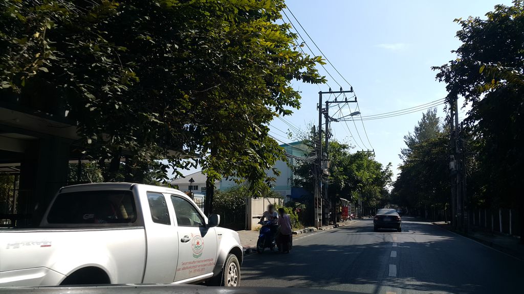 ภาพถนนตรงที่ ลุงเฮงกรรไกรทอง ตั้งอยู่ ถ่ายโดย jrcarlsen พ.ศ. 2559 (2016) · A street-level view of where ลุงเฮงกรรไกรทอง · Lung Heng Kronkraithong stands, by jrcarlsen in 2559 (2016)