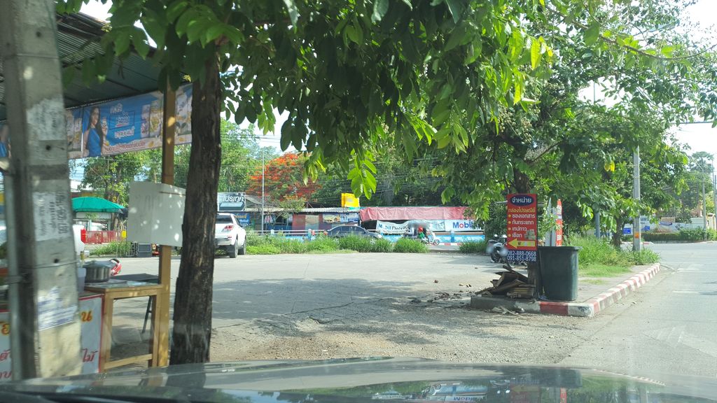 ภาพถนนตรงที่ เชียงใหม่ลับคม ตั้งอยู่ ถ่ายโดย jrcarlsen พ.ศ. 2564 (2021) · A street-level view of where เชียงใหม่ลับคม · Chiang Mai Lap Khom stands, by jrcarlsen in 2564 (2021)