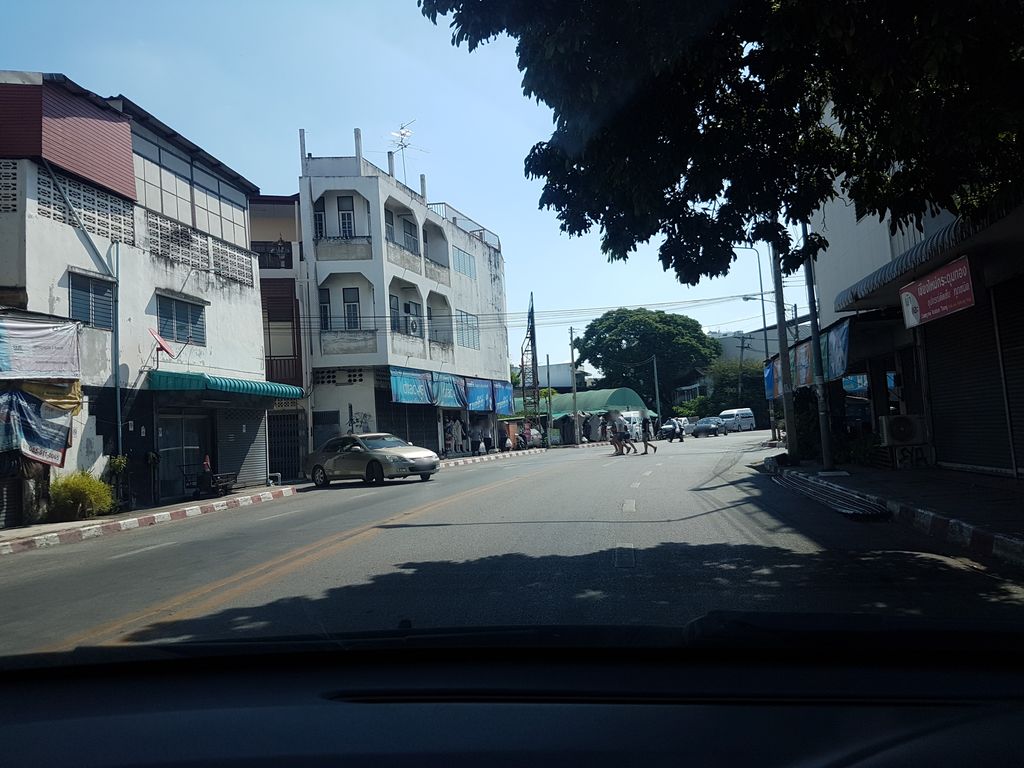 ภาพถนนตรงที่ ร้านแสงอุดม บริการลับคม ตั้งอยู่ ถ่ายโดย ekkarin พ.ศ. 2561 (2018) · A street-level view of where ร้านแสงอุดม บริการลับคม · Ran Saeng Utma Brikanlapkhom stands, by ekkarin in 2561 (2018)