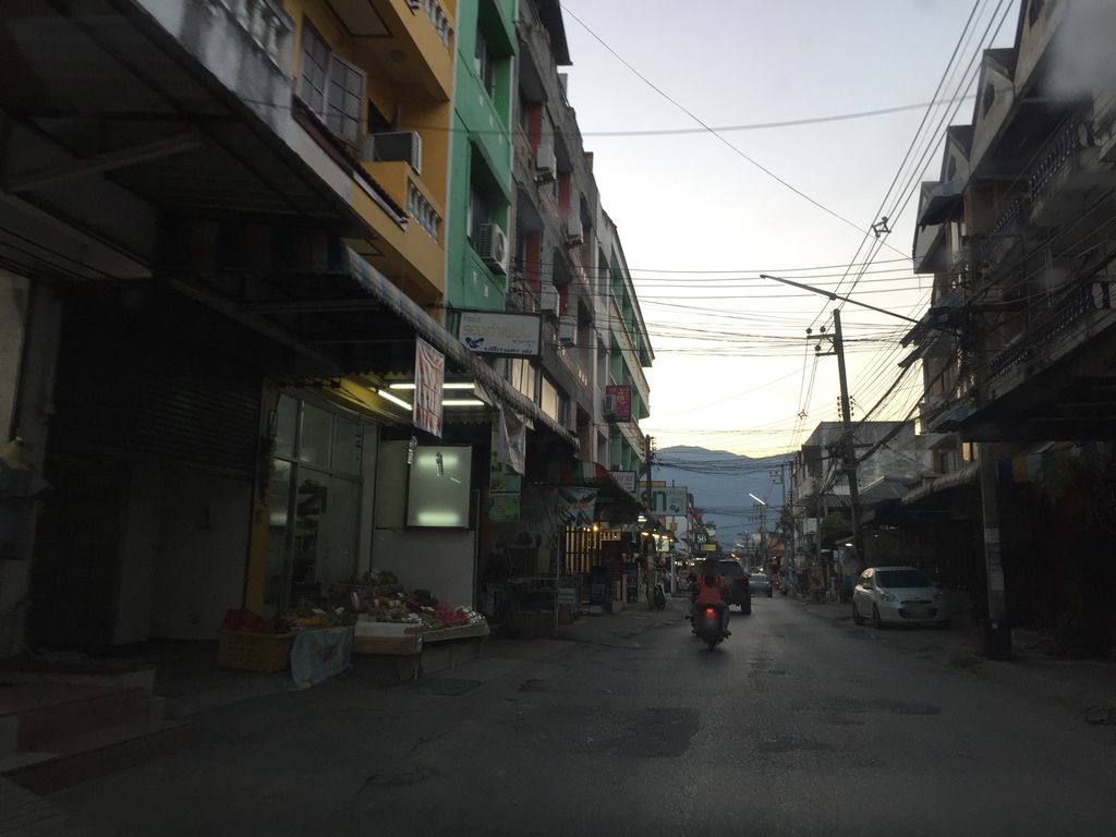 ภาพถนนตรงที่ ร้านประดิษฐ์ ซ่อมมอเตอร์ไซค์ ซ่อมเครื่องใช้ไฟฟ้า ตั้งอยู่ ถ่ายโดย kyoko พ.ศ. 2561 (2018) · A street-level view of where ร้านประดิษฐ์ ซ่อมมอเตอร์ไซค์ ซ่อมเครื่องใช้ไฟฟ้า · Ran Pradit Som Motorcycle Som Khrueangchai Faifa stands, by kyoko in 2561 (2018)