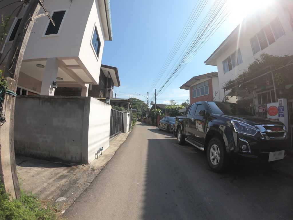 ภาพถนนตรงที่ สินสิริ เจสปอร์ต ตัดชุด ตั้งอยู่ ถ่ายโดย chanuwath_grab พ.ศ. 2562 (2019) · A street-level view of where Sinsiri J-Sport stands, by chanuwath_grab in 2562 (2019)