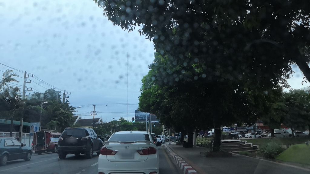 ภาพถนนตรงที่ ศาลพระภูมิ ตั้งอยู่ ถ่ายโดย charlesano พ.ศ. 2561 (2018) · A street-level view of where Spirit house and elephant statue at a hotel entrance stands, by charlesano in 2561 (2018)