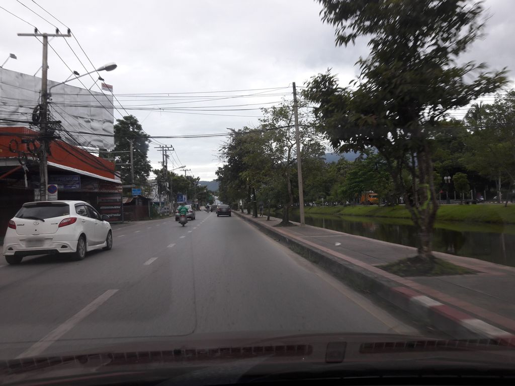 ภาพถนนตรงที่ ศาลพระภูมิ ตั้งอยู่ ถ่ายโดย ratchaphat พ.ศ. 2561 (2018) · A street-level view of where Spirit house at the framing shop stands, by ratchaphat in 2561 (2018)
