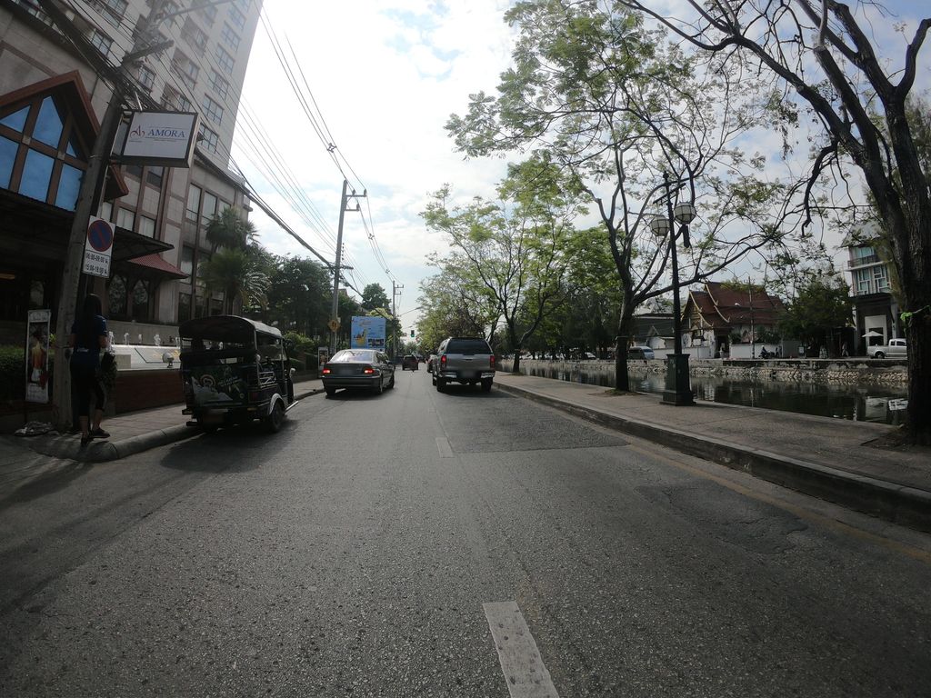 ภาพถนนตรงที่ ศาลพระภูมิ ตั้งอยู่ ถ่ายโดย chanuwath_grab พ.ศ. 2562 (2019) · A street-level view of where Garlanded spirit houses at a hotel entrance stands, by chanuwath_grab in 2562 (2019)