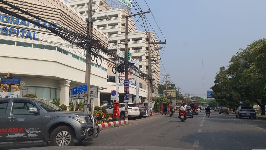 ภาพถนนตรงที่ ศาลพระภูมิ ตั้งอยู่ ถ่ายโดย jrcarlsen พ.ศ. 2566 (2023) · A street-level view of where Spirit house at a hospital gate stands, by jrcarlsen in 2566 (2023)