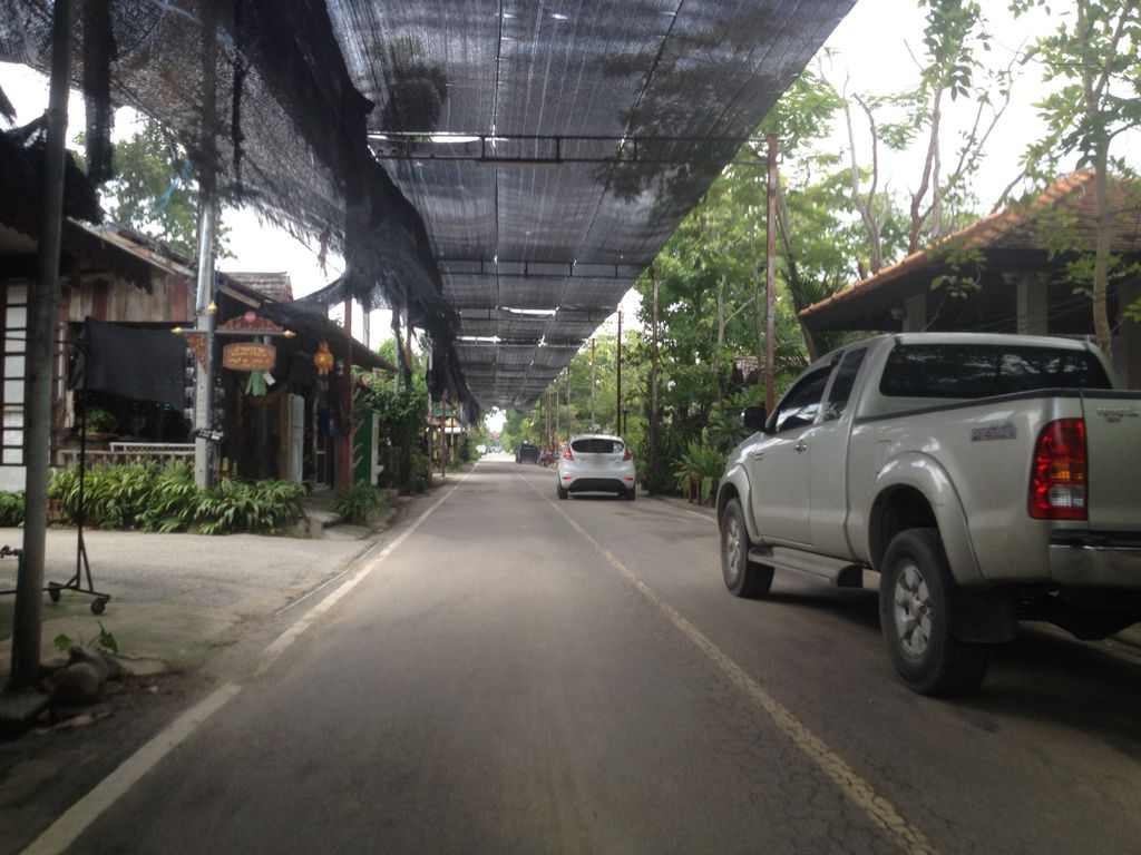 ภาพถนนตรงที่ ศาลพระภูมิ ตั้งอยู่ ถ่ายโดย jimwatana พ.ศ. 2558 (2015) · A street-level view of where Spirit house at ข้าวซอยตานนท์ stands, by jimwatana in 2558 (2015)