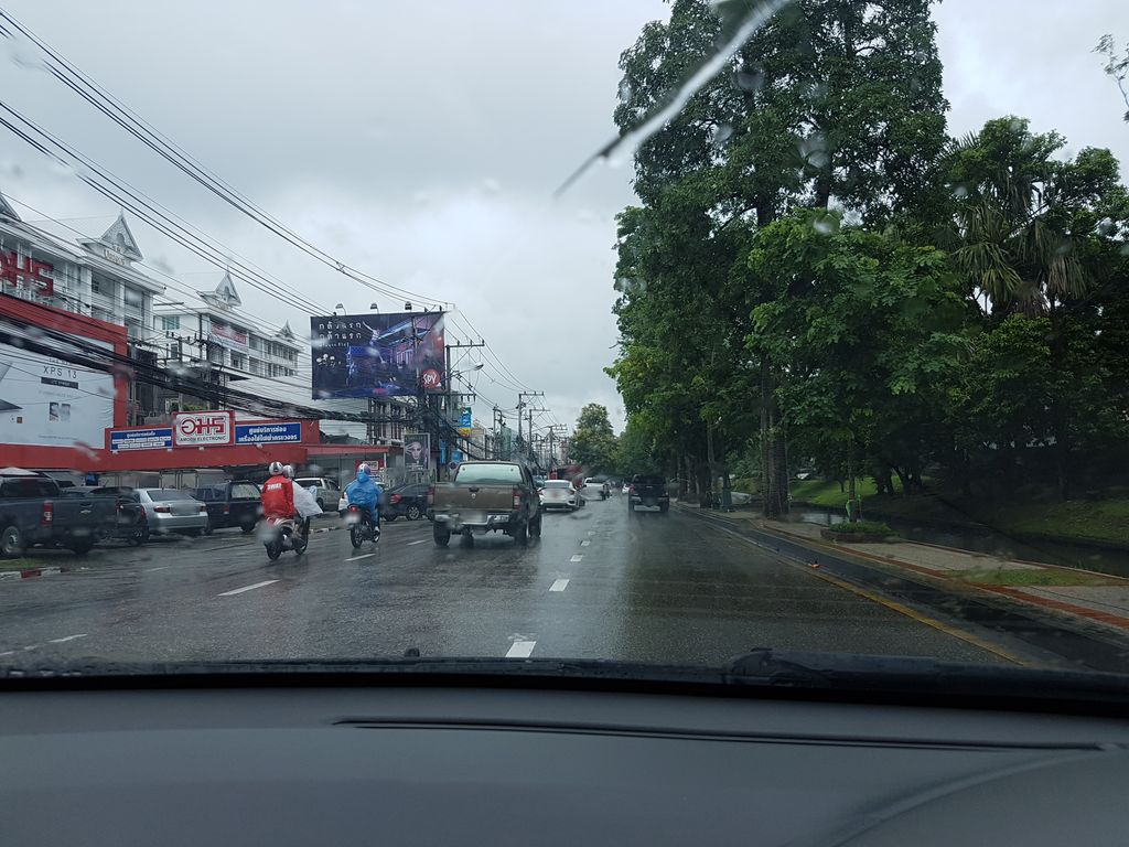 ภาพถนนตรงที่ ศาลพระภูมิ ตั้งอยู่ ถ่ายโดย ekkarin พ.ศ. 2561 (2018) · A street-level view of where Wooden spirit house by Lung Puea Pa Pan stands, by ekkarin in 2561 (2018)