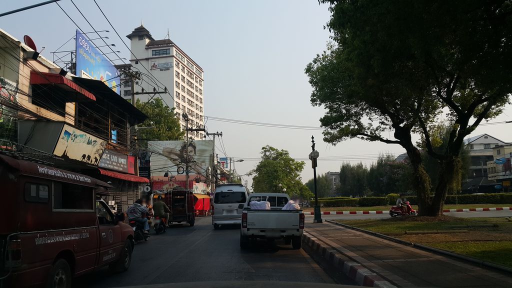 ภาพถนนตรงที่ ศาลพระภูมิ ตั้งอยู่ ถ่ายโดย jrcarlsen พ.ศ. 2560 (2017) · A street-level view of where Spirit house at the Nidhra Lanna Hotel stands, by jrcarlsen in 2560 (2017)
