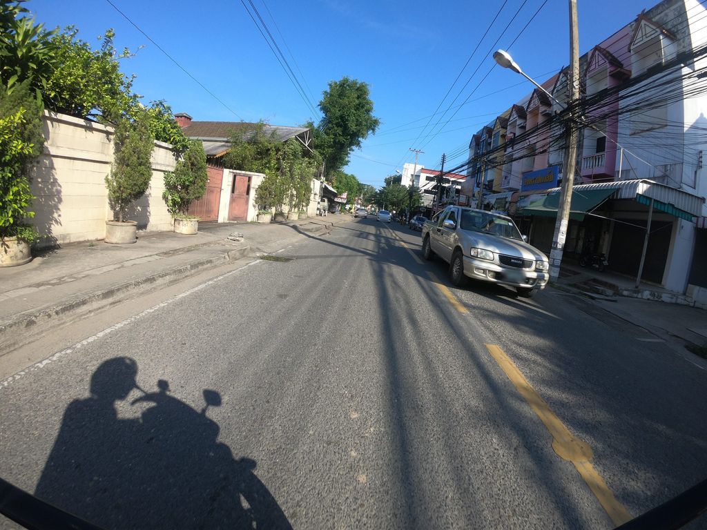 ภาพถนนตรงที่ ศาลพระภูมิ ตั้งอยู่ ถ่ายโดย chanuwath_grab พ.ศ. 2562 (2019) · A street-level view of where Gilded spirit house behind the roadside poles stands, by chanuwath_grab in 2562 (2019)