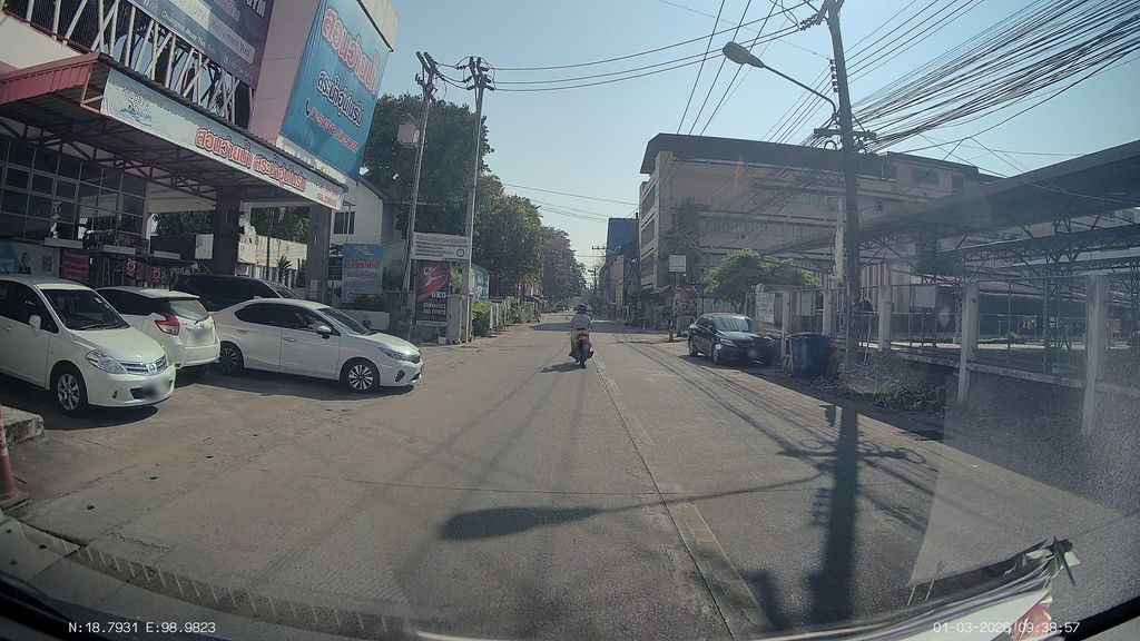 ภาพถนนตรงที่ ศาลพระภูมิ ตั้งอยู่ ถ่ายโดย ThailandCambodia พ.ศ. 2569 (2026) · A street-level view of where Gold spirit house on a wall shelf stands, by ThailandCambodia in 2569 (2026)