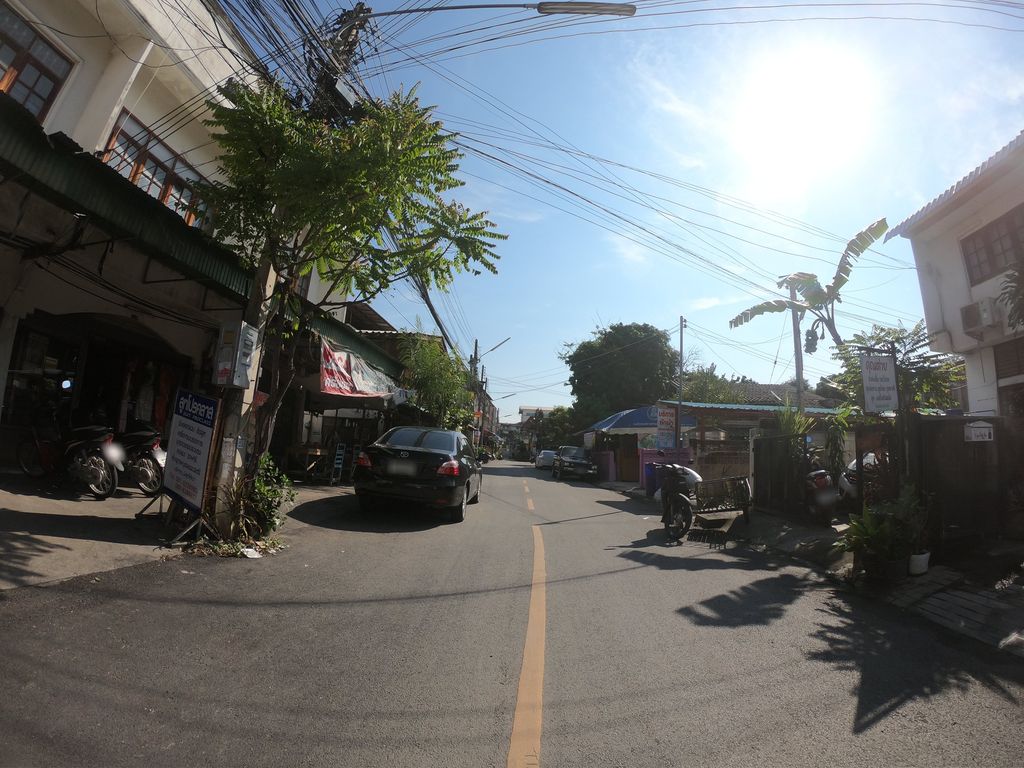 ภาพถนนตรงที่ สูทโปรคลาส ตั้งอยู่ ถ่ายโดย chanuwath_grab พ.ศ. 2562 (2019) · A street-level view of where Suit Pro Class stands, by chanuwath_grab in 2562 (2019)