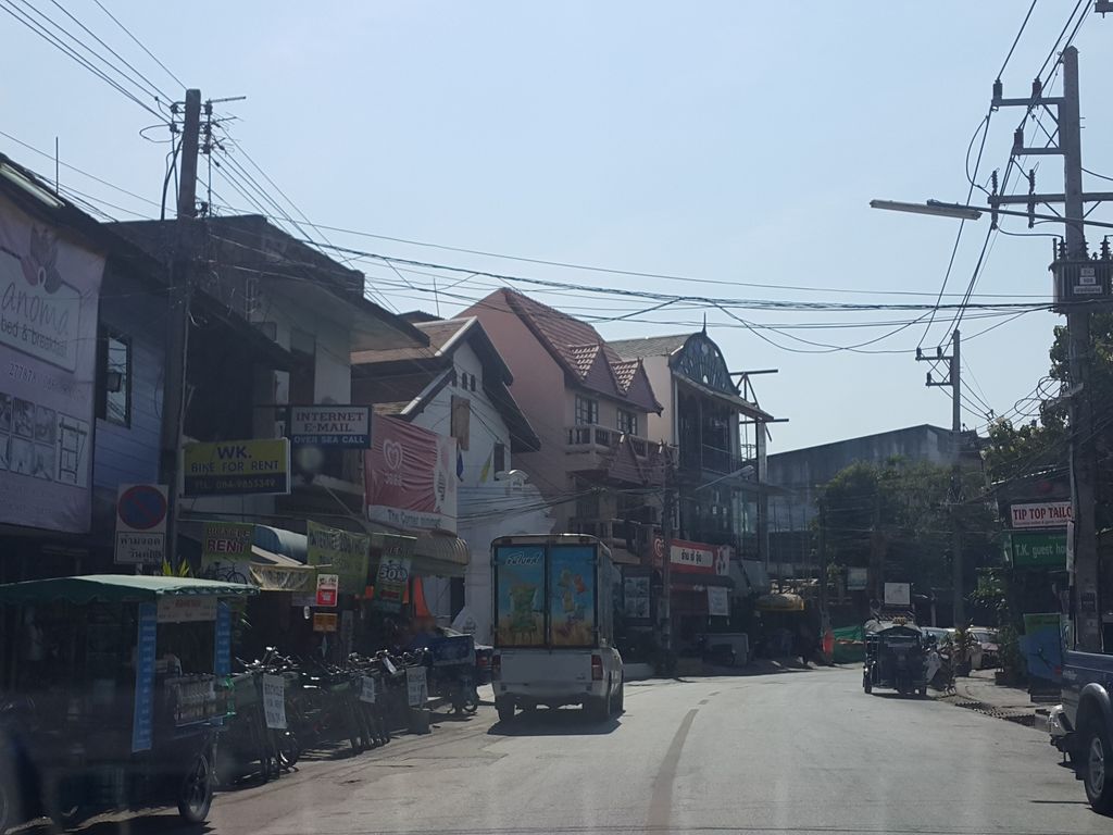 ภาพถนนตรงที่ สูทสยาม ตั้งอยู่ ถ่ายโดย jrcarlsen พ.ศ. 2559 (2016) · A street-level view of where Suit Siam stands, by jrcarlsen in 2559 (2016)