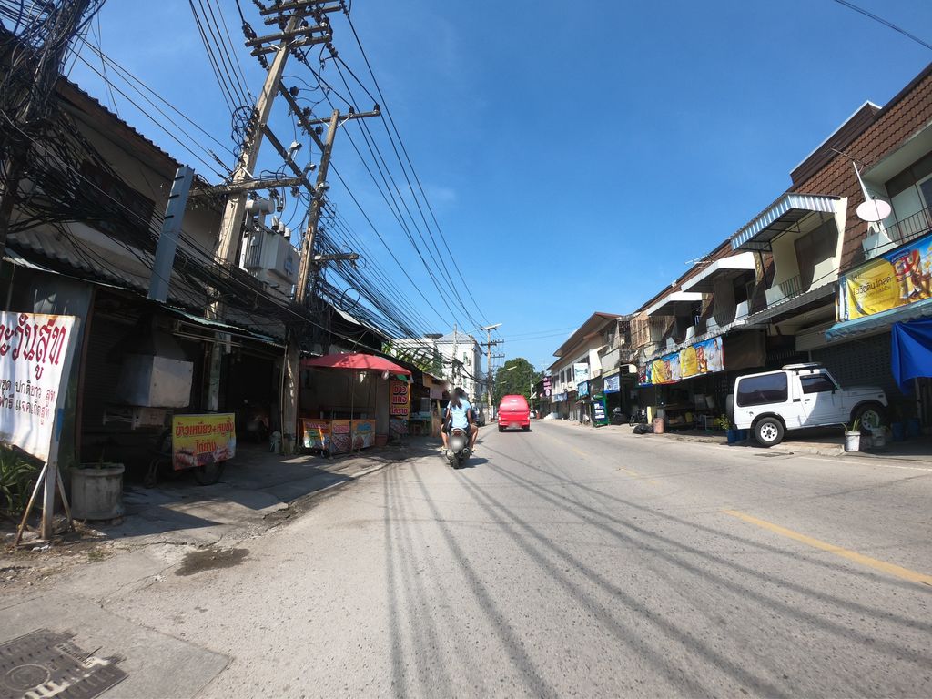 ภาพถนนตรงที่ ตะวันสูท ตั้งอยู่ ถ่ายโดย chanuwath_grab พ.ศ. 2562 (2019) · A street-level view of where Tawan Suit stands, by chanuwath_grab in 2562 (2019)
