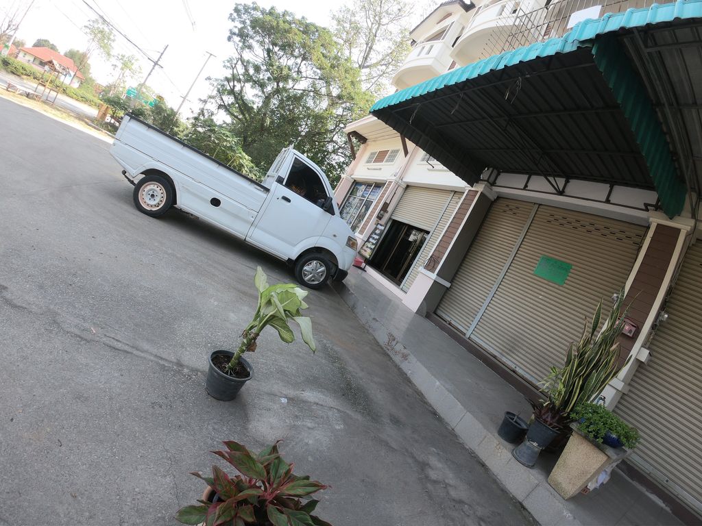 ภาพถนนตรงที่ ลานนาเซอร์วิส ตั้งอยู่ ถ่ายโดย chanuwath_grab พ.ศ. 2562 (2019) · A street-level view of where ลานนาเซอร์วิส · Lanna Service stands, by chanuwath_grab in 2562 (2019)
