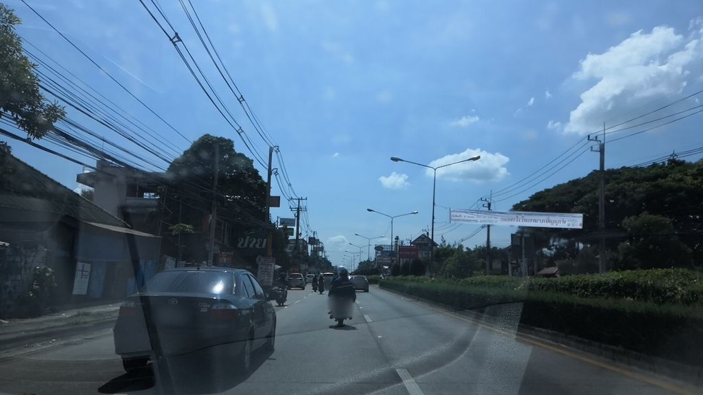 ภาพถนนตรงที่ บุญธรรมอิเลคทรอนิกส์ ตั้งอยู่ ถ่ายโดย charlesano พ.ศ. 2561 (2018) · A street-level view of where บุญธรรมอิเลคทรอนิกส์ · Buntham I Lake So Nik stands, by charlesano in 2561 (2018)