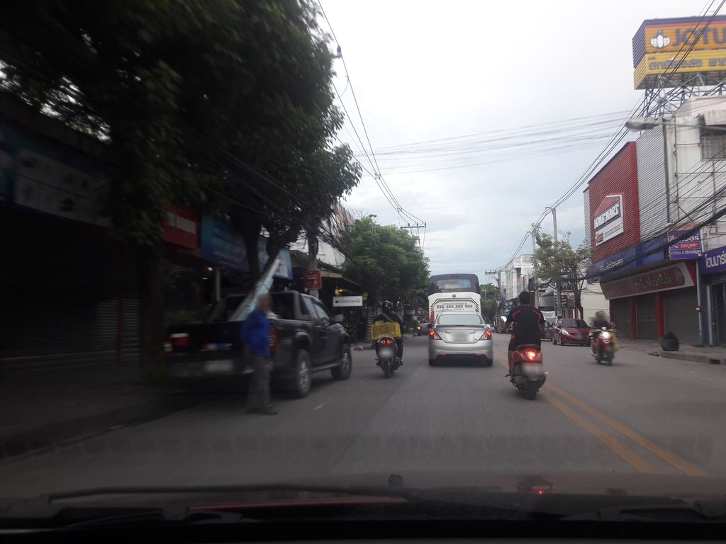 ภาพถนนตรงที่ ศูนย์ช่างโทรทัศน์ ตั้งอยู่ ถ่ายโดย ratchaphat พ.ศ. 2561 (2018) · A street-level view of where ศูนย์ช่างโทรทัศน์ · Chang Sothat Centre stands, by ratchaphat in 2561 (2018)
