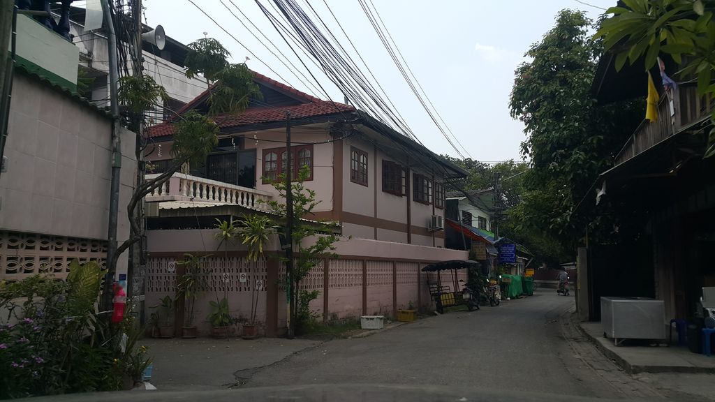 ภาพถนนตรงที่ เต๋า อิเล็ค ตั้งอยู่ ถ่ายโดย jrcarlsen พ.ศ. 2560 (2017) · A street-level view of where เต๋า อิเล็ค · Tao Ilek stands, by jrcarlsen in 2560 (2017)