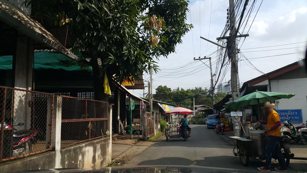 ภาพถนนตรงที่ หนึ่ง อิเล็กทรอนิกส์ ตั้งอยู่ ถ่ายโดย jrcarlsen พ.ศ. 2559 (2016) · A street-level view of where หนึ่ง อิเล็กทรอนิกส์ · Nueng Electronics stands, by jrcarlsen in 2559 (2016)