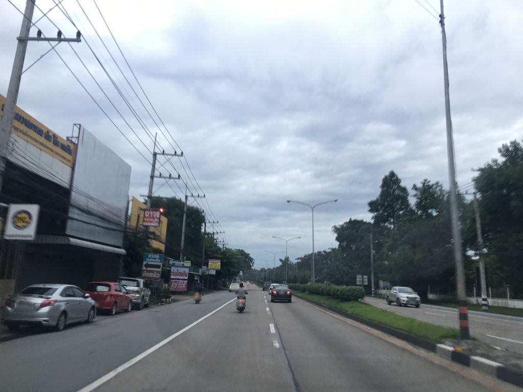 ภาพถนนตรงที่ ศูนย์ซ่อมอุปกรณ์ไฟฟ้า [โชตนา] ตั้งอยู่ ถ่ายโดย wapriz พ.ศ. 2561 (2018) · A street-level view of where ศูนย์ซ่อมอุปกรณ์ไฟฟ้า [โชตนา] · Som Upkrafaifa [chotna] Centre stands, by wapriz in 2561 (2018)