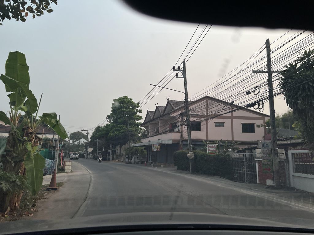 ภาพถนนตรงที่ บอลคอมอิเล็กทรอนิกส์ ซ่อมคอมพิวเตอร์ ตั้งอยู่ ถ่ายโดย lin_wang พ.ศ. 2567 (2024) · A street-level view of where บอลคอมอิเล็กทรอนิกส์ ซ่อมคอมพิวเตอร์ · Bon Khom Electronics Som Computer stands, by lin_wang in 2567 (2024)