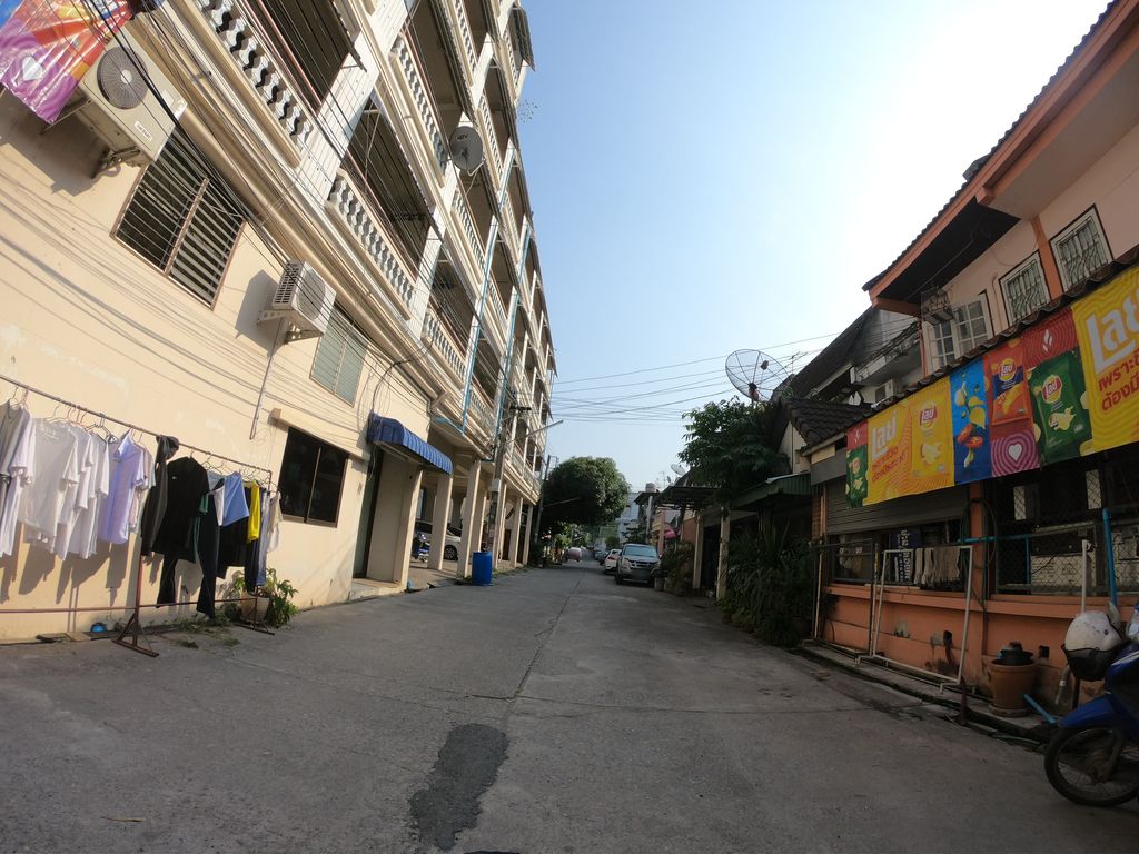 ภาพถนนตรงที่ ร้านประเสริฐอิเล็กทรอนิกส์ (สาขาแยกแม่และเด็ก ) ตั้งอยู่ ถ่ายโดย chanuwath_grab พ.ศ. 2562 (2019) · A street-level view of where ร้านประเสริฐอิเล็กทรอนิกส์ (สาขาแยกแม่และเด็ก ) · Ran Prasoet Electronics (sakha Yaek Mae Lae Dek ) stands, by chanuwath_grab in 2562 (2019)