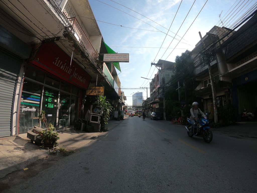 ภาพถนนตรงที่ ออดิโอ ตั้งอยู่ ถ่ายโดย chanuwath_grab พ.ศ. 2562 (2019) · A street-level view of where ออดิโอ · Odio stands, by chanuwath_grab in 2562 (2019)