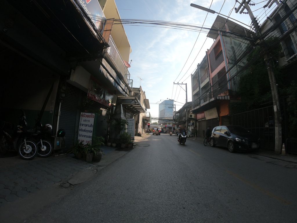 ภาพถนนตรงที่ สมศักดิ์โทรทัศน์ ตั้งอยู่ ถ่ายโดย chanuwath_grab พ.ศ. 2562 (2019) · A street-level view of where สมศักดิ์โทรทัศน์ · Somsak Sothat stands, by chanuwath_grab in 2562 (2019)