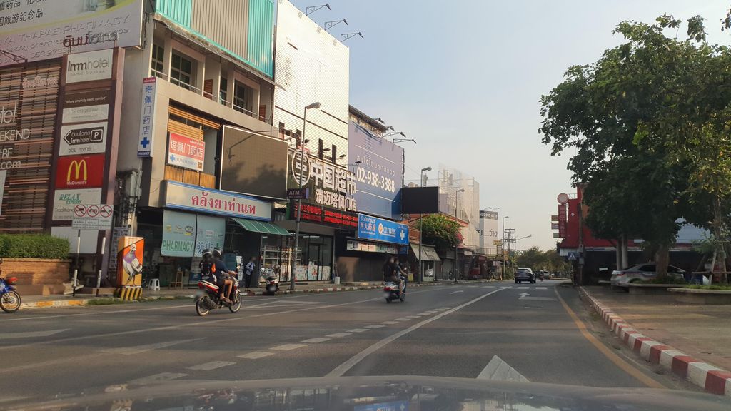 ภาพถนนตรงที่ ที่จอดมอเตอร์ไซค์ ลานประตูท่าแพ ตั้งอยู่ ถ่ายโดย jrcarlsen พ.ศ. 2564 (2021) · A street-level view of where Motorcycle parking — Tha Phae Gate plaza stands, by jrcarlsen in 2564 (2021)
