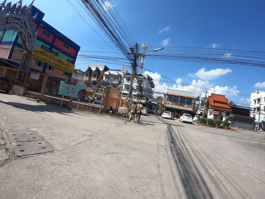 ภาพถนนตรงที่ Tok Sen Thai Massage ตั้งอยู่ ถ่ายโดย chanuwath_grab พ.ศ. 2562 (2019) · A street-level view of where Tok Sen Thai Massage stands, by chanuwath_grab in 2562 (2019)