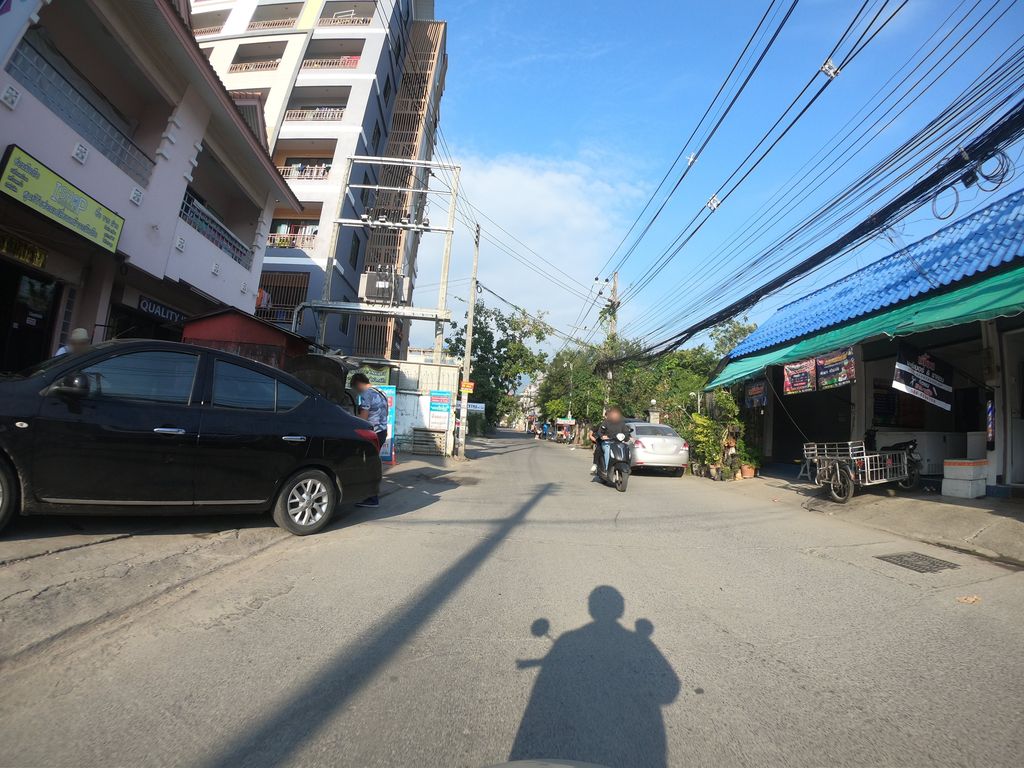 ภาพถนนตรงที่ คลินิกกางเกง (ชาตรี) ตั้งอยู่ ถ่ายโดย chanuwath_grab พ.ศ. 2562 (2019) · A street-level view of where Trouser Clinic (Chatri) stands, by chanuwath_grab in 2562 (2019)