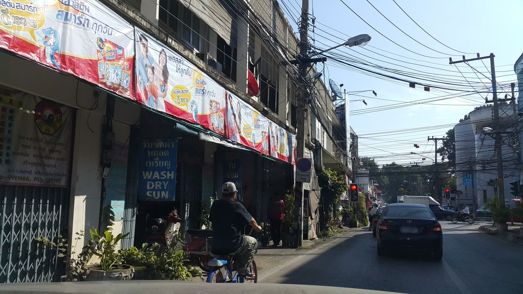 ภาพถนนตรงที่ อุ๋ย ออกแบบเสื้อสตรี ตั้งอยู่ ถ่ายโดย jrcarlsen พ.ศ. 2559 (2016) · A street-level view of where Ui — women's design stands, by jrcarlsen in 2559 (2016)