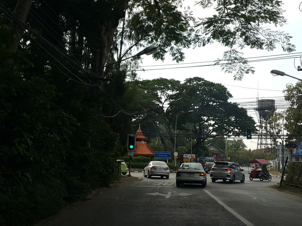 ภาพถนนตรงที่ เบาะสรณ์ศิลป์ ตั้งอยู่ ถ่ายโดย jrcarlsen พ.ศ. 2558 (2015) · A street-level view of where เบาะสรณ์ศิลป์ · Bo Sa Sin stands, by jrcarlsen in 2558 (2015)