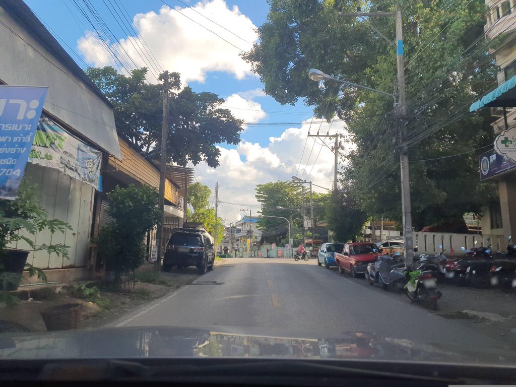 ภาพถนนตรงที่ น้อยการเบาะ รับทำเบาะ ตั้งอยู่ ถ่ายโดย jrcarlsen พ.ศ. 2566 (2023) · A street-level view of where น้อยการเบาะ รับทำเบาะ · Noikanbo Rapthambo stands, by jrcarlsen in 2566 (2023)