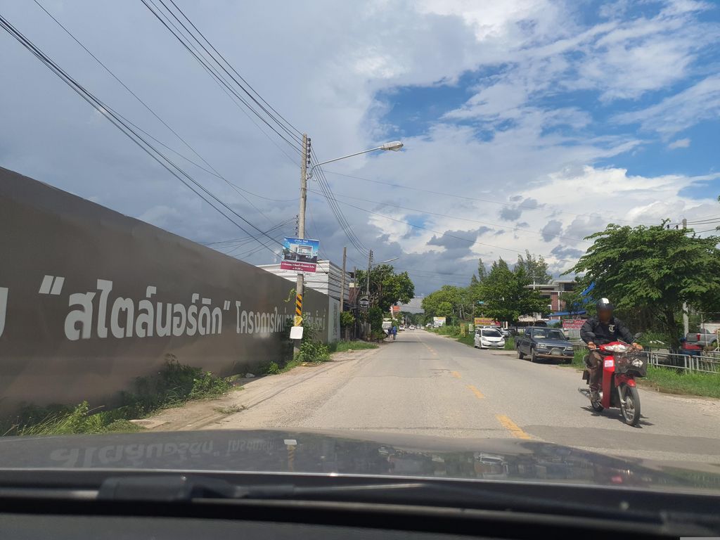 ภาพถนนตรงที่ ตู้น้ำหยอดเหรียญ (Ninety-nine) ตั้งอยู่ ถ่ายโดย jrcarlsen พ.ศ. 2566 (2023) · A street-level view of where ตู้น้ำหยอดเหรียญ (Ninety-nine) stands, by jrcarlsen in 2566 (2023)