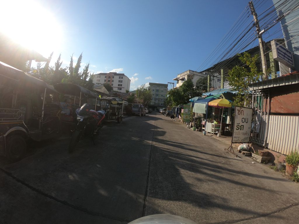ภาพถนนตรงที่ ตู้น้ำหยอดเหรียญ ตั้งอยู่ ถ่ายโดย chanuwath_grab พ.ศ. 2562 (2019) · A street-level view of where ตู้น้ำหยอดเหรียญ · Tunam Yotrian stands, by chanuwath_grab in 2562 (2019)