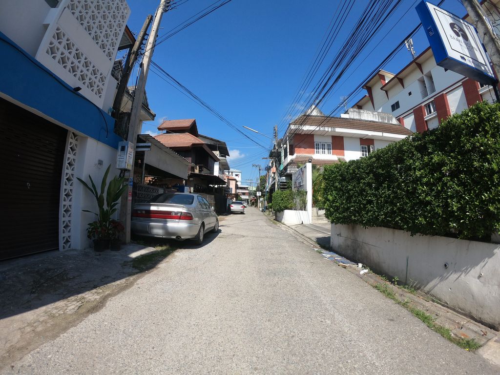 ภาพถนนตรงที่ ตู้น้ำหยอดเหรียญ ตั้งอยู่ ถ่ายโดย chanuwath_grab พ.ศ. 2562 (2019) · A street-level view of where ตู้น้ำหยอดเหรียญ · Tunam Yotrian stands, by chanuwath_grab in 2562 (2019)