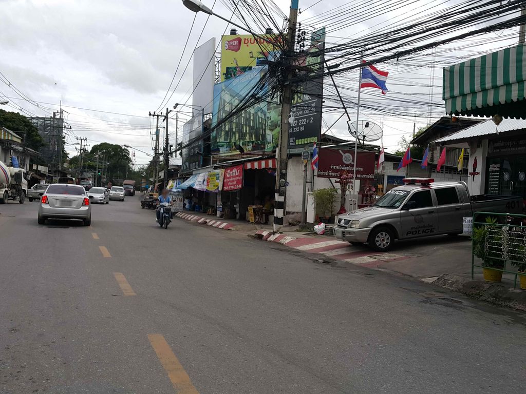 ภาพถนนตรงที่ ปรีชาเซอร์วิส ตั้งอยู่ ถ่ายโดย jrcarlsen พ.ศ. 2558 (2015) · A street-level view of where ปรีชาเซอร์วิส · Pricha Service stands, by jrcarlsen in 2558 (2015)