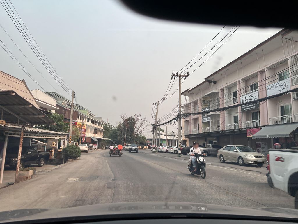 ภาพถนนตรงที่ ตู้น้ำหยอดเหรียญ(ozone) ตั้งอยู่ ถ่ายโดย lin_wang พ.ศ. 2567 (2024) · A street-level view of where ตู้น้ำหยอดเหรียญ(ozone) stands, by lin_wang in 2567 (2024)