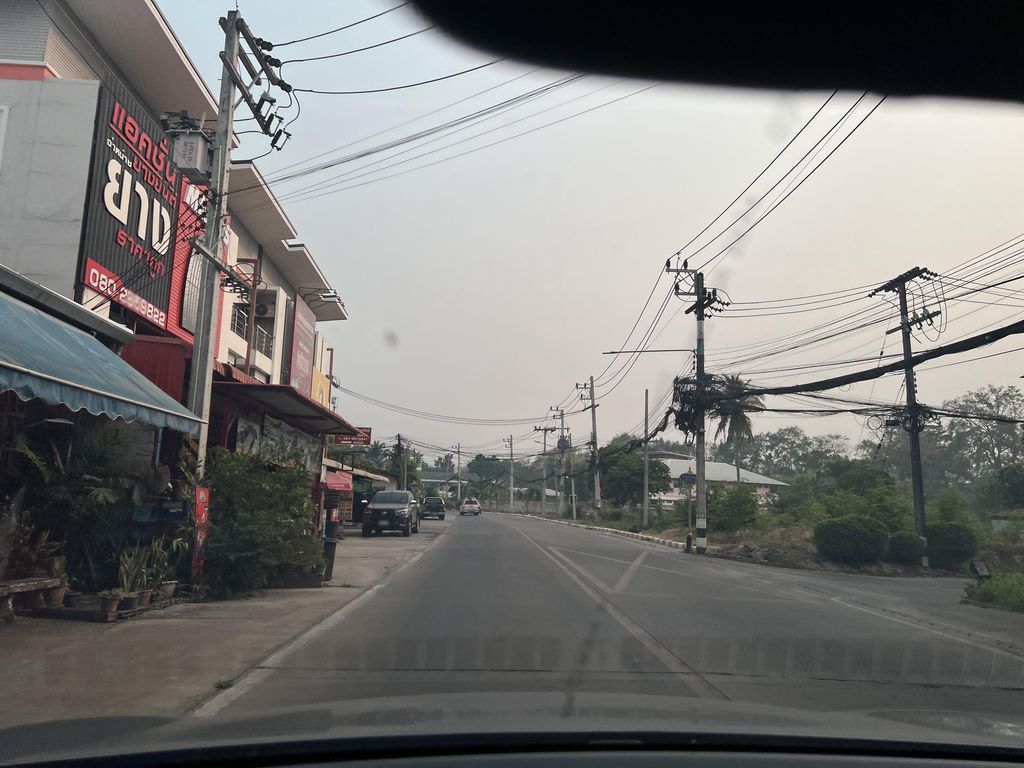 ภาพถนนตรงที่ ชุลีพรแก๊ส ตั้งอยู่ ถ่ายโดย lin_wang พ.ศ. 2567 (2024) · A street-level view of where ชุลีพรแก๊ส · Chuliprakaet stands, by lin_wang in 2567 (2024)