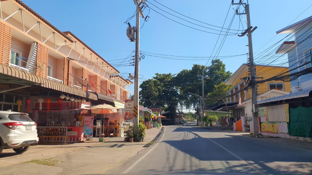 ภาพถนนตรงที่ ตู้น้ำหยอดเหรียญ(bio active) ตั้งอยู่ ถ่ายโดย jrcarlsen พ.ศ. 2564 (2021) · A street-level view of where ตู้น้ำหยอดเหรียญ(bio active) stands, by jrcarlsen in 2564 (2021)