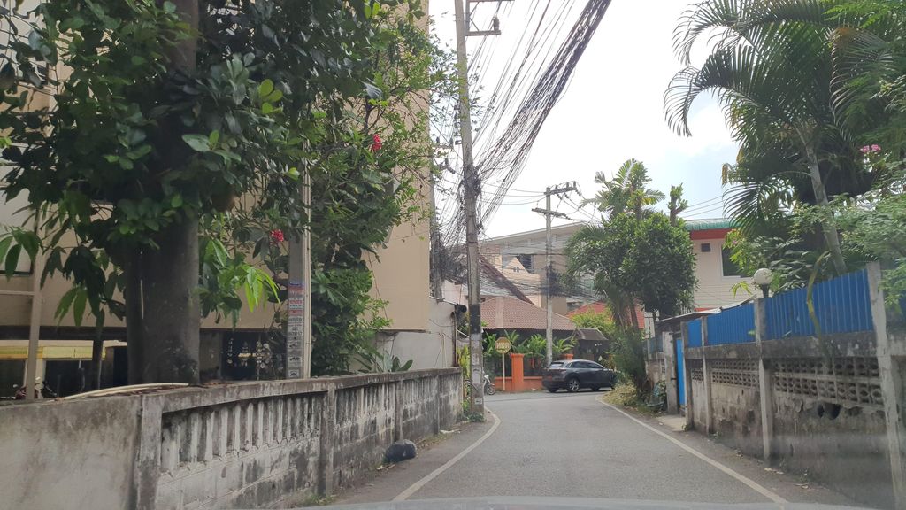 ภาพถนนตรงที่ ตู้น้ำหยอดเหรียญ(good drink) ตั้งอยู่ ถ่ายโดย jrcarlsen พ.ศ. 2565 (2022) · A street-level view of where ตู้น้ำหยอดเหรียญ(good drink) stands, by jrcarlsen in 2565 (2022)
