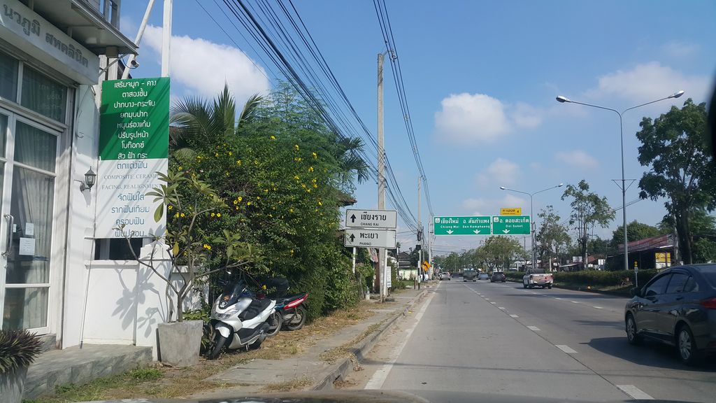 ภาพถนนตรงที่ ตู้น้ำหยอดเหรียญ (Qthai) ตั้งอยู่ ถ่ายโดย jrcarlsen พ.ศ. 2561 (2018) · A street-level view of where ตู้น้ำหยอดเหรียญ (Qthai) stands, by jrcarlsen in 2561 (2018)